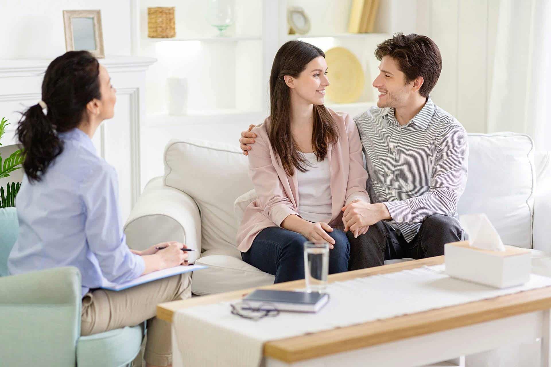 Relaxed therapy session with a couple, expert consultation, couples counseling, emotional support, mental health therapy, indoor setting, professional psychologist, psychotherapy, relationship counseling, comfort and trust indoors.